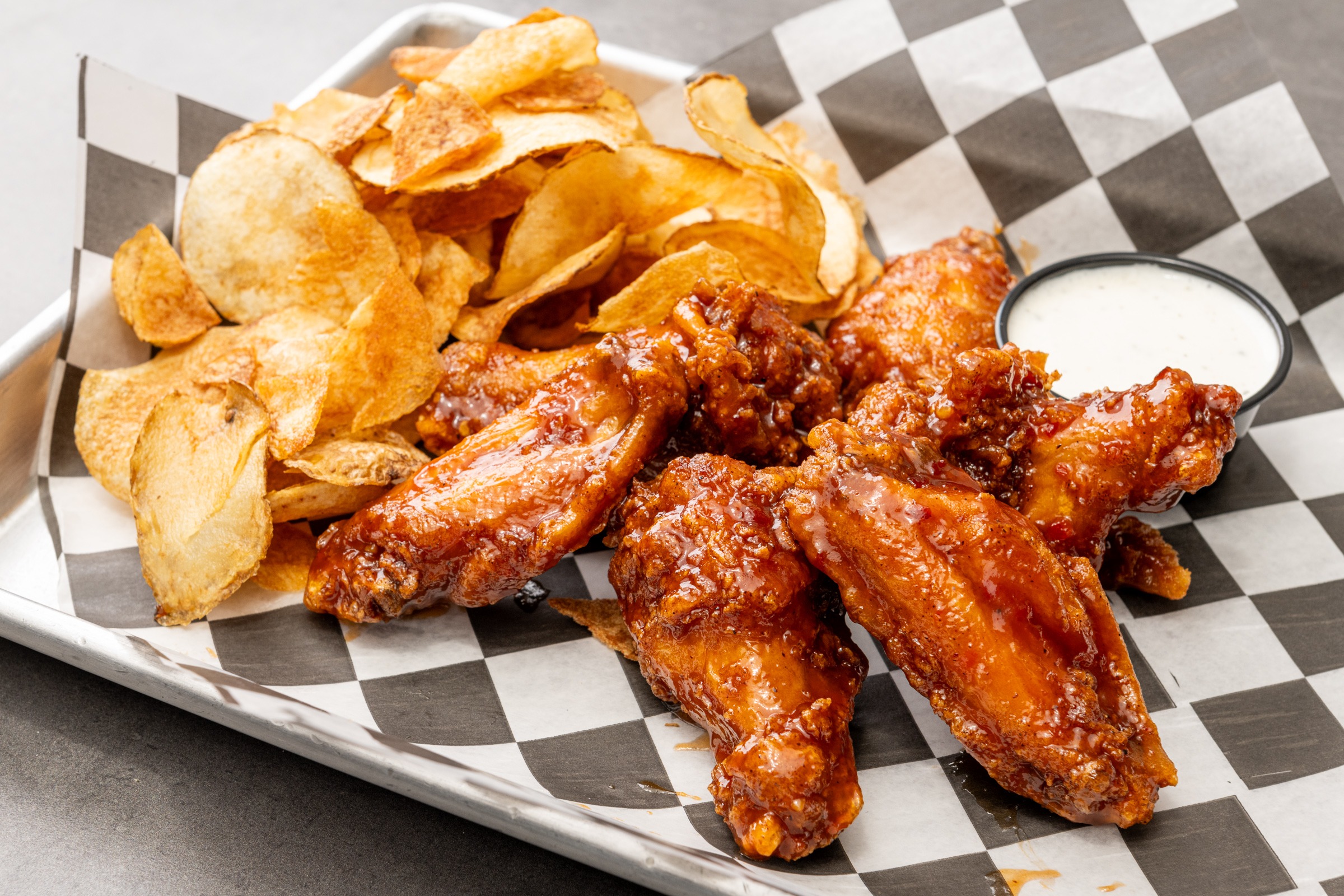 Angled chicken wings with potato chips and sauce 2